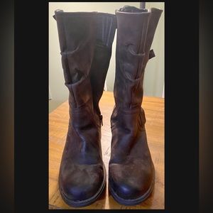 Clarks women’s leather mid boots. 8M with zippers.